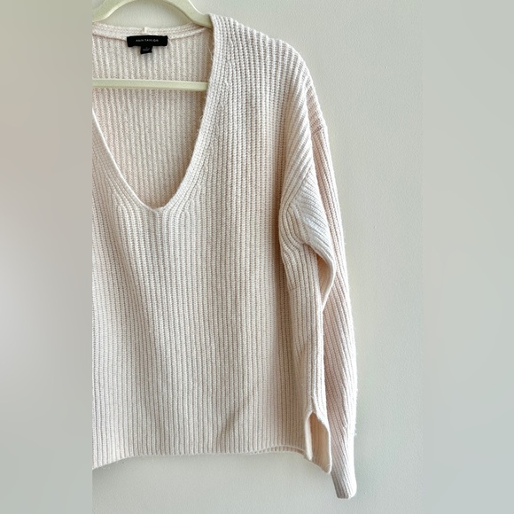 Ann Taylor Deep V-Neck Knit Sweater, Layering Sweater, Blush Pink, Size Medium - Picture 3 of 15